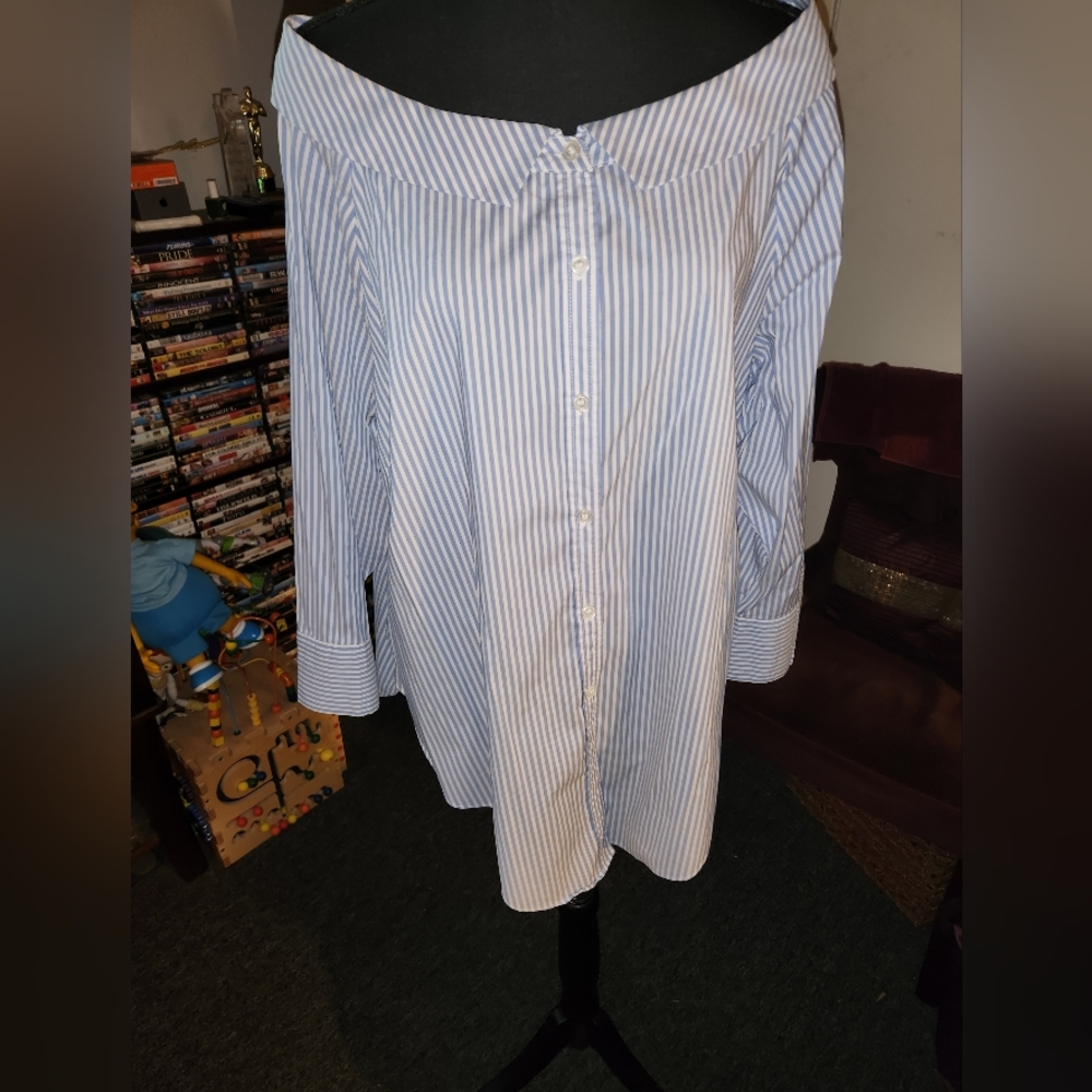 Button down off shoulder top - Picture 2 of 6